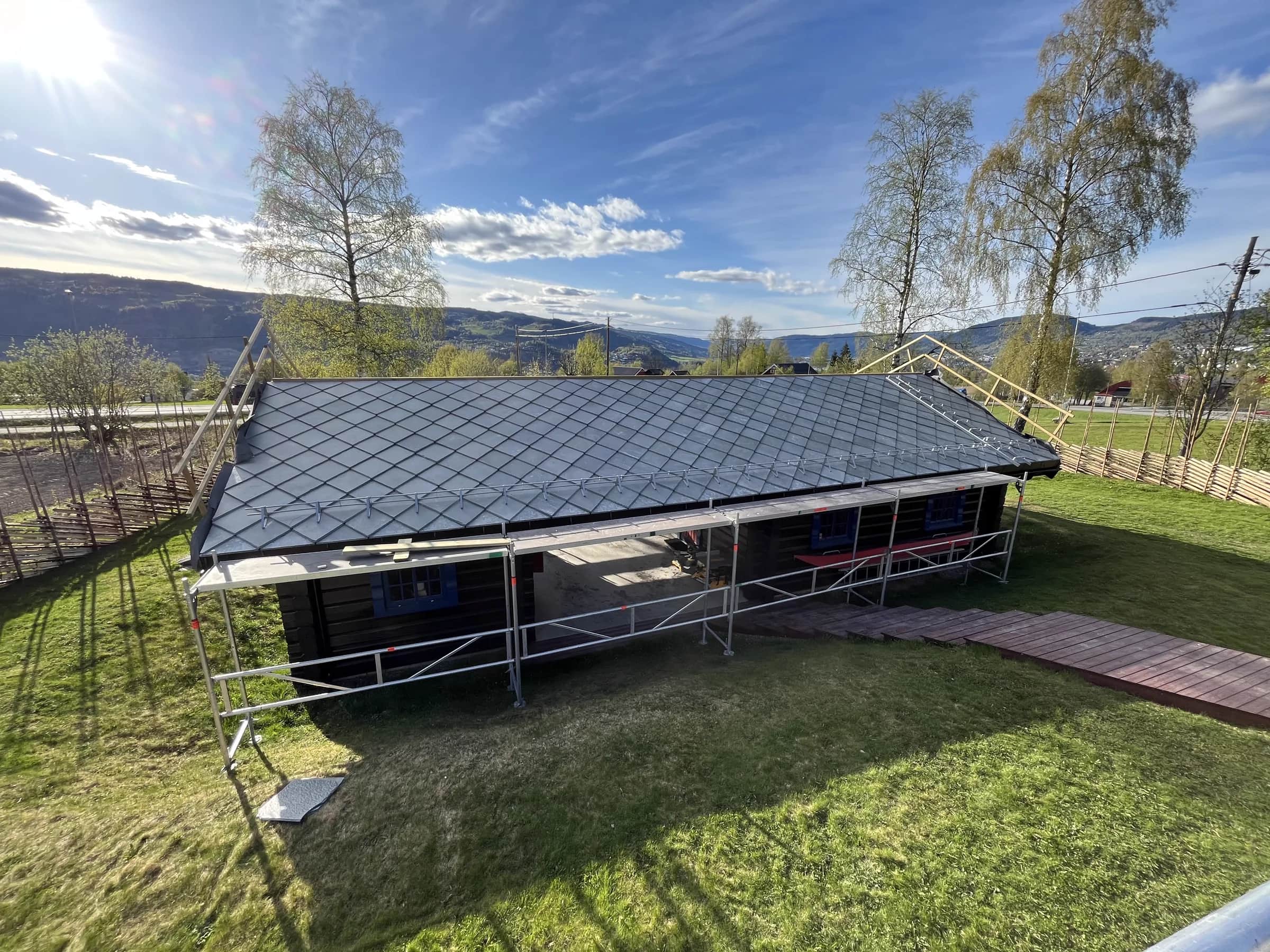 Enebolig med nytt lyst Altaskifer-tak mot vårfjell, Lillehammer