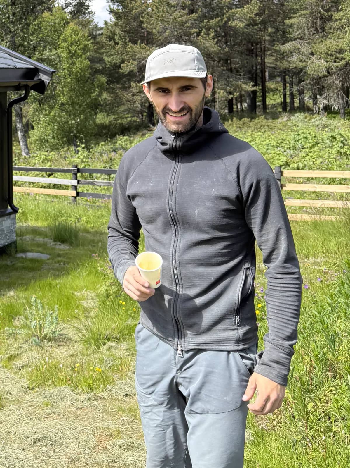 Markus foran hytte med nylagt skifertak